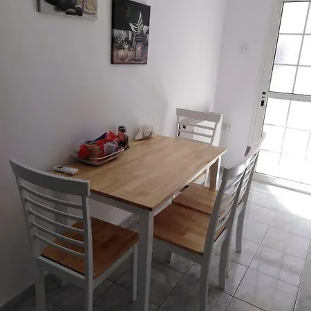 Modern In Town Centre * פאפוס